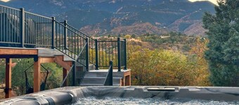PeakView Guesthouse - Walk to Garden of the Gods - Hot Tub & Epic Mountain Views