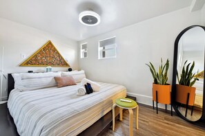 2 Schlafzimmer, Schreibtisch, Bügeleisen/Bügelbrett, Reisekinderbett