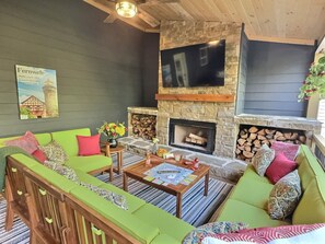 Smart TV, fireplace, video games - FREE wood! Walk to town! Hot tub, arcade pub, fire pit! Private, gated community (Helen)