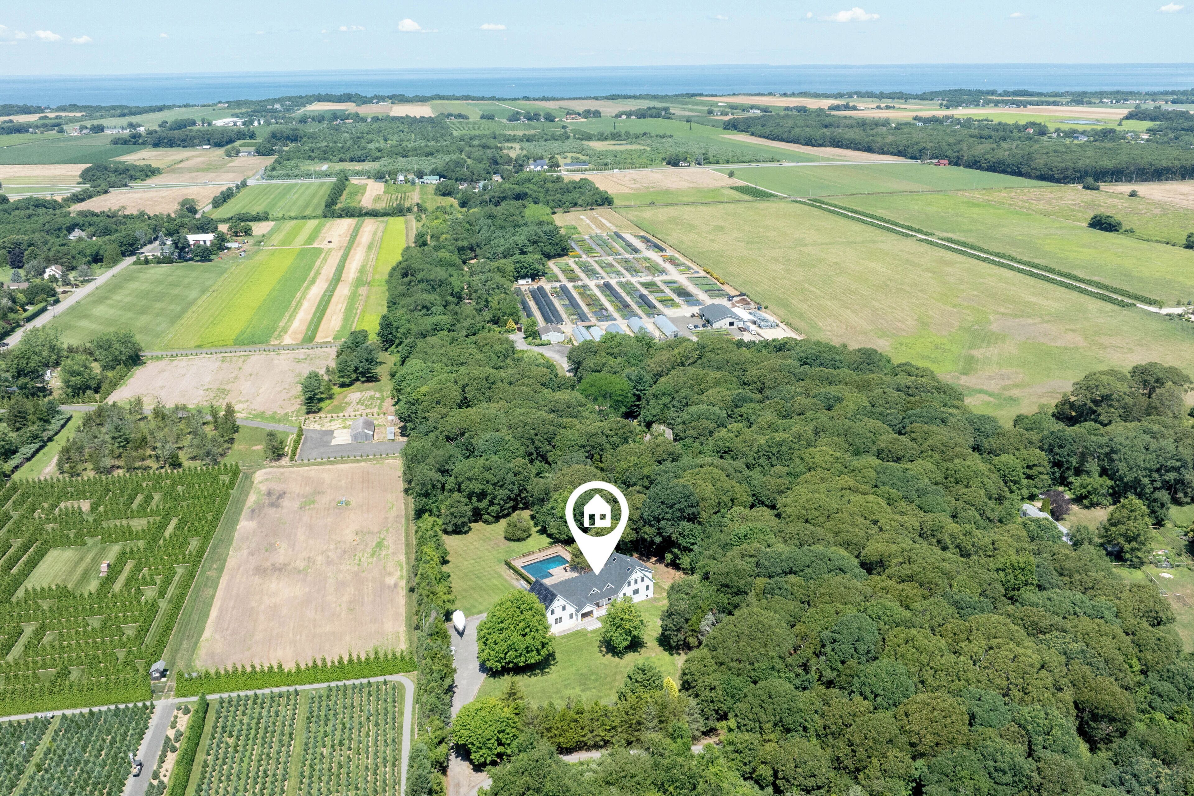 North Fork Mattituck Estate, Spacious Farmhouse Modern on 5 private acres w Pool