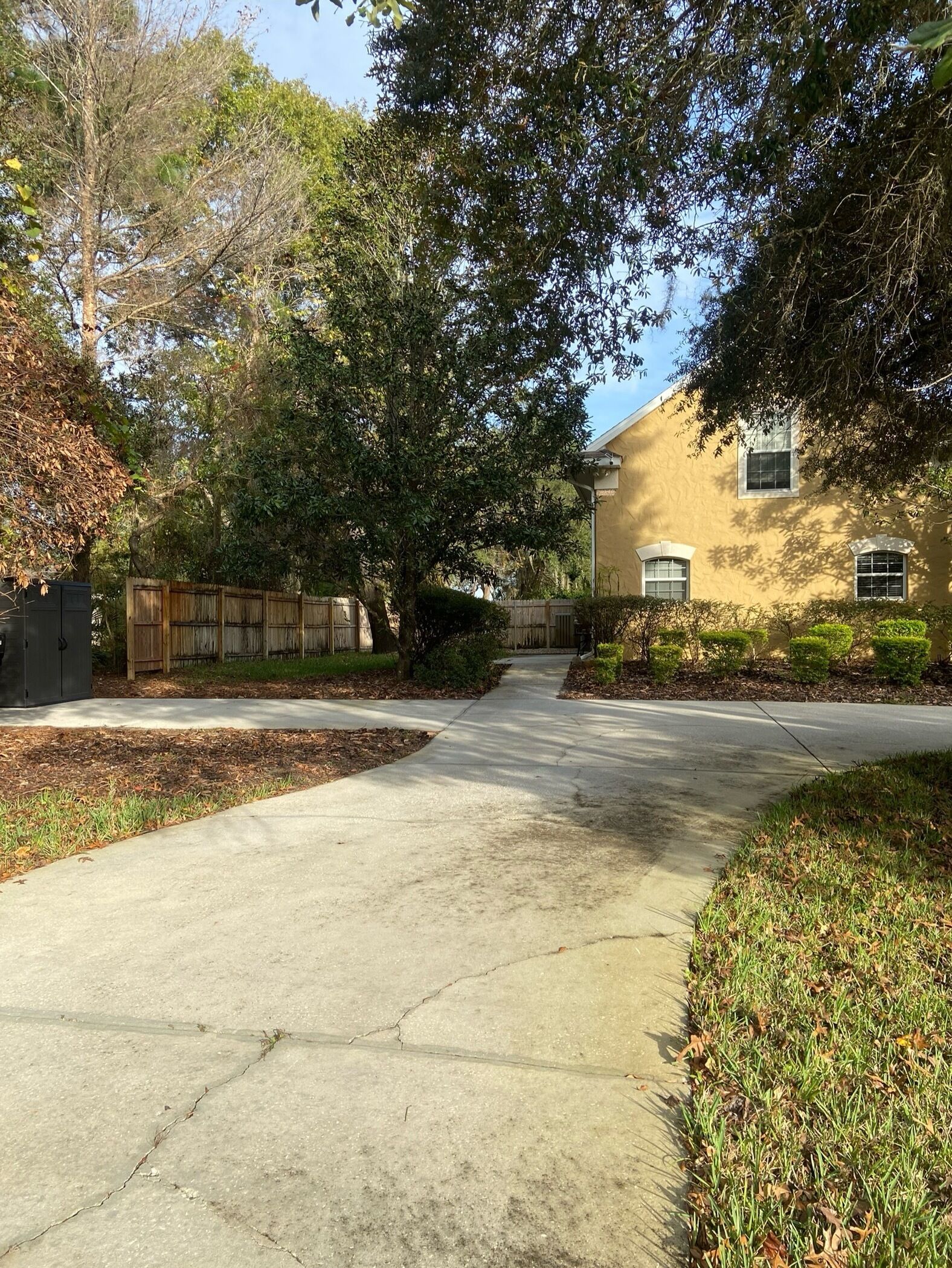 2-story apartment in between Mt Dora and Deland FL. Close to many destinations. 