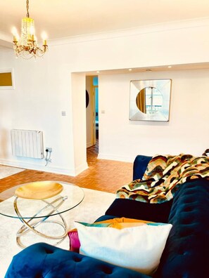 Living area - Cozy 2 bedroom apartment 2 min from Hyde Park (London)