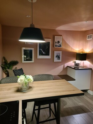 Dining - Cosy home in the Kent countryside. Pet-friendly. (East Malling)