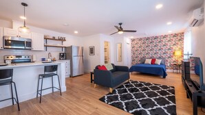 A modern apartment with a kitchen, dining area, and living room. - Pet-Free Studio Rental on 2nd Floor w/ Parking (San Antonio)