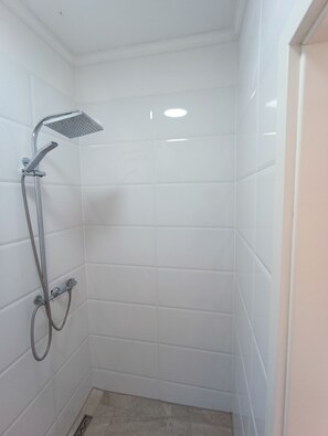 Serviettes fournies, savon, papier toilette