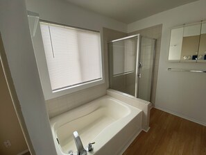 Een douche, een haardroger, handdoeken, zeep