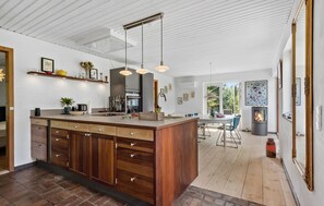 Réfrigérateur, plaque de cuisson, lave-vaisselle, cafetière/bouilloire