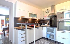 Kjøleskap, ovn, kokeplater og oppvaskmaskin