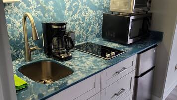 Microwave, oven, stovetop, coffee/tea maker