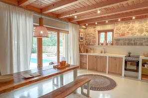 Kühlschrank, Ofen, Geschirrspüler, Wasserkocher mit Kaffee-/Teezubehör