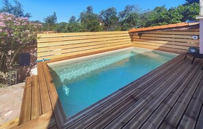 A rectangular wooden deck with a clear blue pool, surrounded by wooden walls and a wooden fence. - Amazing home in Roquebrun (Roquebrun)