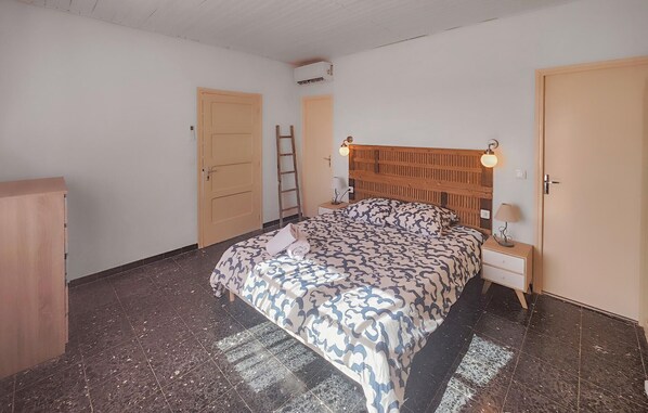 4 bedrooms, free WiFi, bed sheets