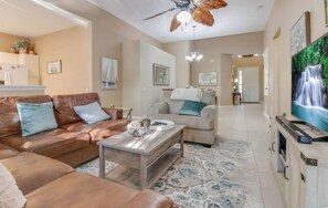 Smart TV, lettore DVD, tavolo da ping pong