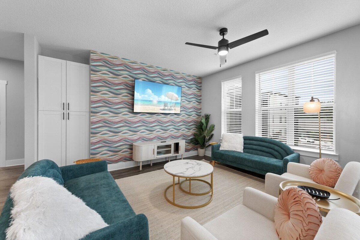 Sunny Haven: Chic 2BR/2BA with Pool & Gym