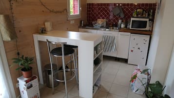 Cafetière/bouilloire, réfrigérateur, micro-ondes, plaque de cuisson