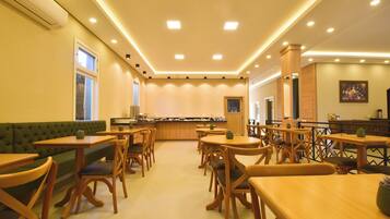 Café da manhã com buffet grátis todos os dias