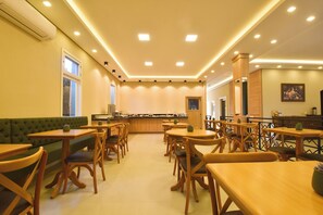 含每日吃到飽早餐