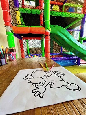 Área de juegos infantiles bajo techo