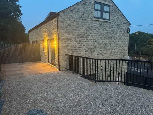 Canal view newly built 3 Bedroom house opposite East Riddlesden Hall. 