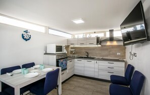 Fridge, microwave, coffee/tea maker, cookware/dishes/utensils - Awesome home in Avola with WiFi (Avola)