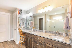 Shower, hair dryer, towels - Spacious 5BR Retreat for Families & Kids (American Fork)