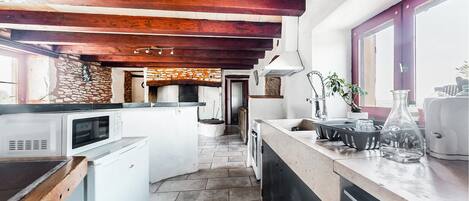 Réfrigérateur, plaque de cuisson, cafetière/bouilloire