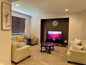 Smart TV, books - Entire home - Roomy 4 bedroom House (Winnipeg)