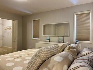 4 chambres, bureau, fer et planche à repasser, lit de bébé portatif