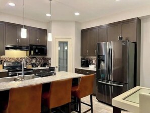 冷蔵庫、電子レンジ、オーブン、コンロ