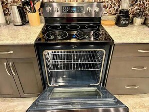 Refrigerador, microondas, horno y parrilla de estufa 