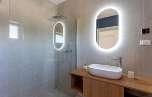Shower, hair dryer - Gorgeous home in Bale (Bale)