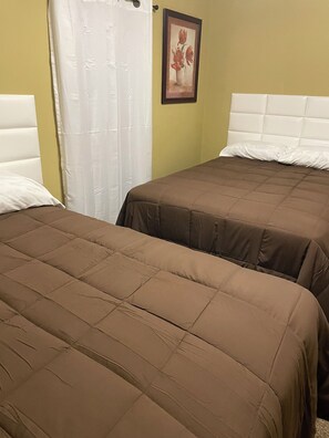 3 bedrooms, iron/ironing board, WiFi, bed sheets - Genroc-"It's your home too" (Tallahassee)