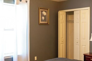 3 bedrooms, desk, iron/ironing board, WiFi