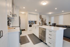 Private kitchen - Peaceful House at Barrhaven Ottawa (Ottawa)