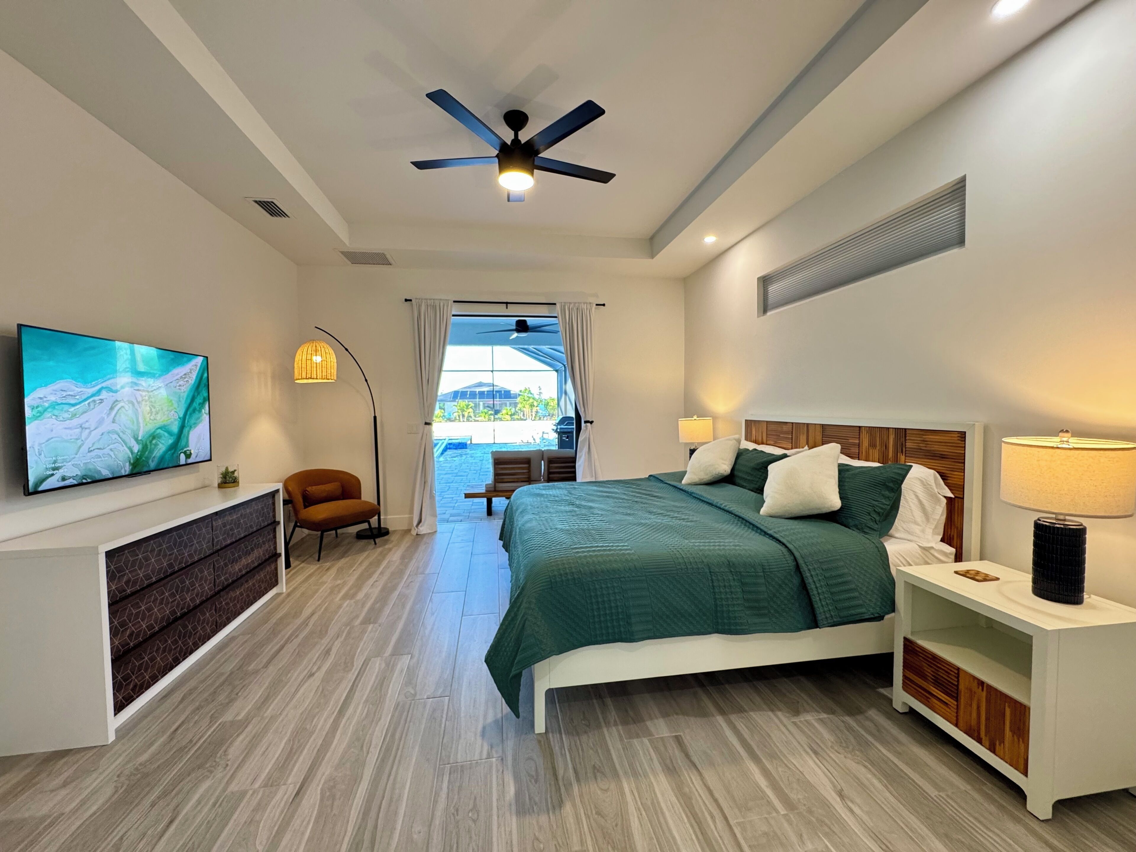 3 soverom, skrivebord, strykejern/-brett og reiseseng for barn