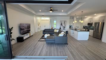 Smart-TV, Bücher, Stereoanlage, Arbeitsbereiche