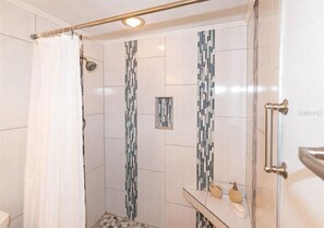 Dusche, Haartrockner, Handtücher