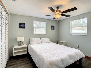 2 soverom, skrivebord, strykejern/-brett og wi-fi (inkludert)