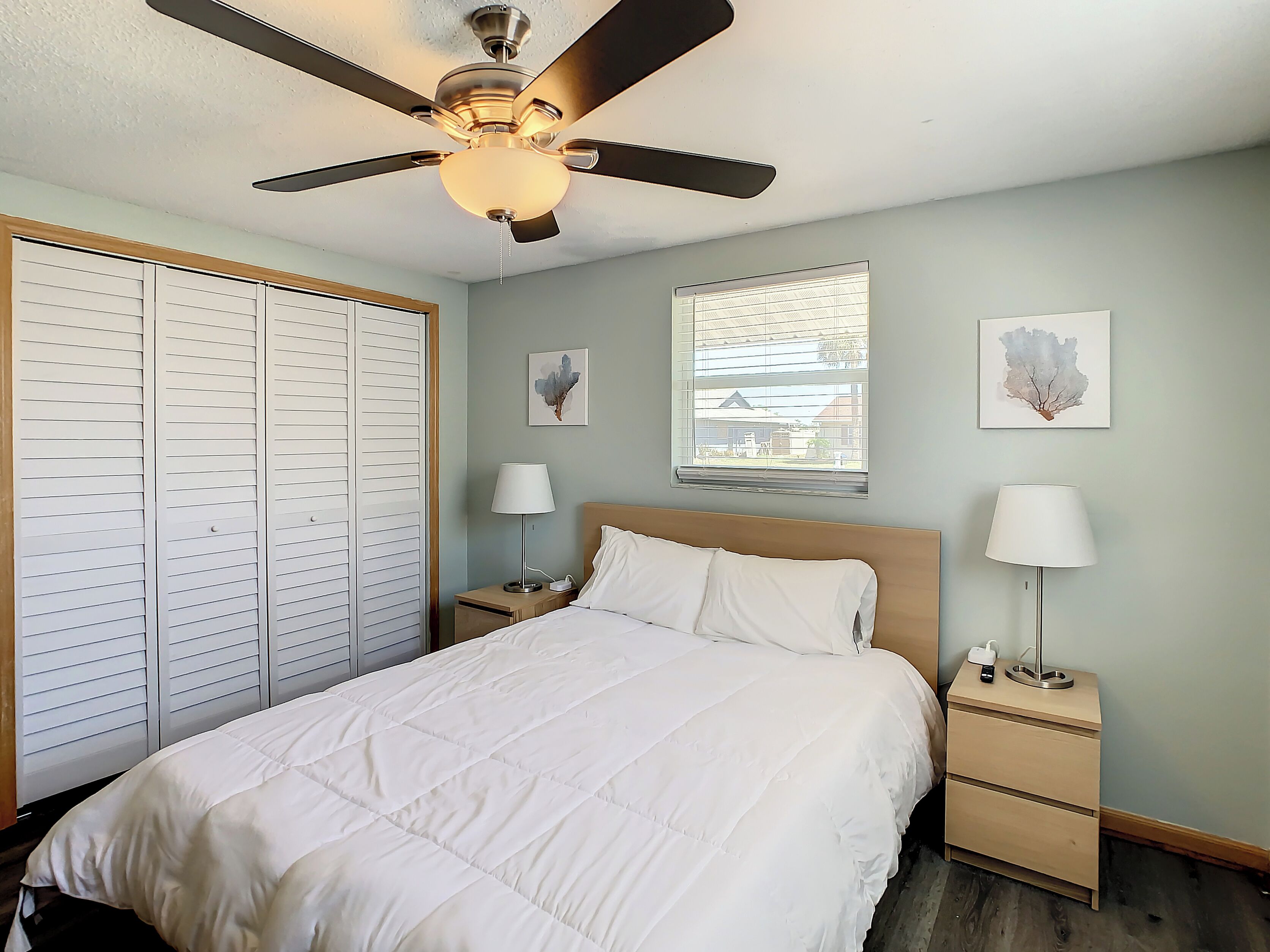 2 habitaciones, escritorio, tabla de planchar con plancha y wifi gratis 