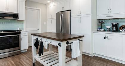 Charming 2-bedroom townhome in delightful Manteo.