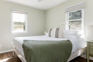 2 bedrooms, iron/ironing board, WiFi, bed sheets - Charming 2-bedroom townhome in delightful Manteo.   (Manteno)