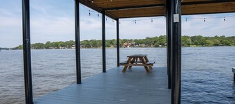 Lakefront Cabin: Fishing, Free Kayak, Jetski, Dock, Swimming, Hot Tub, BBQ,