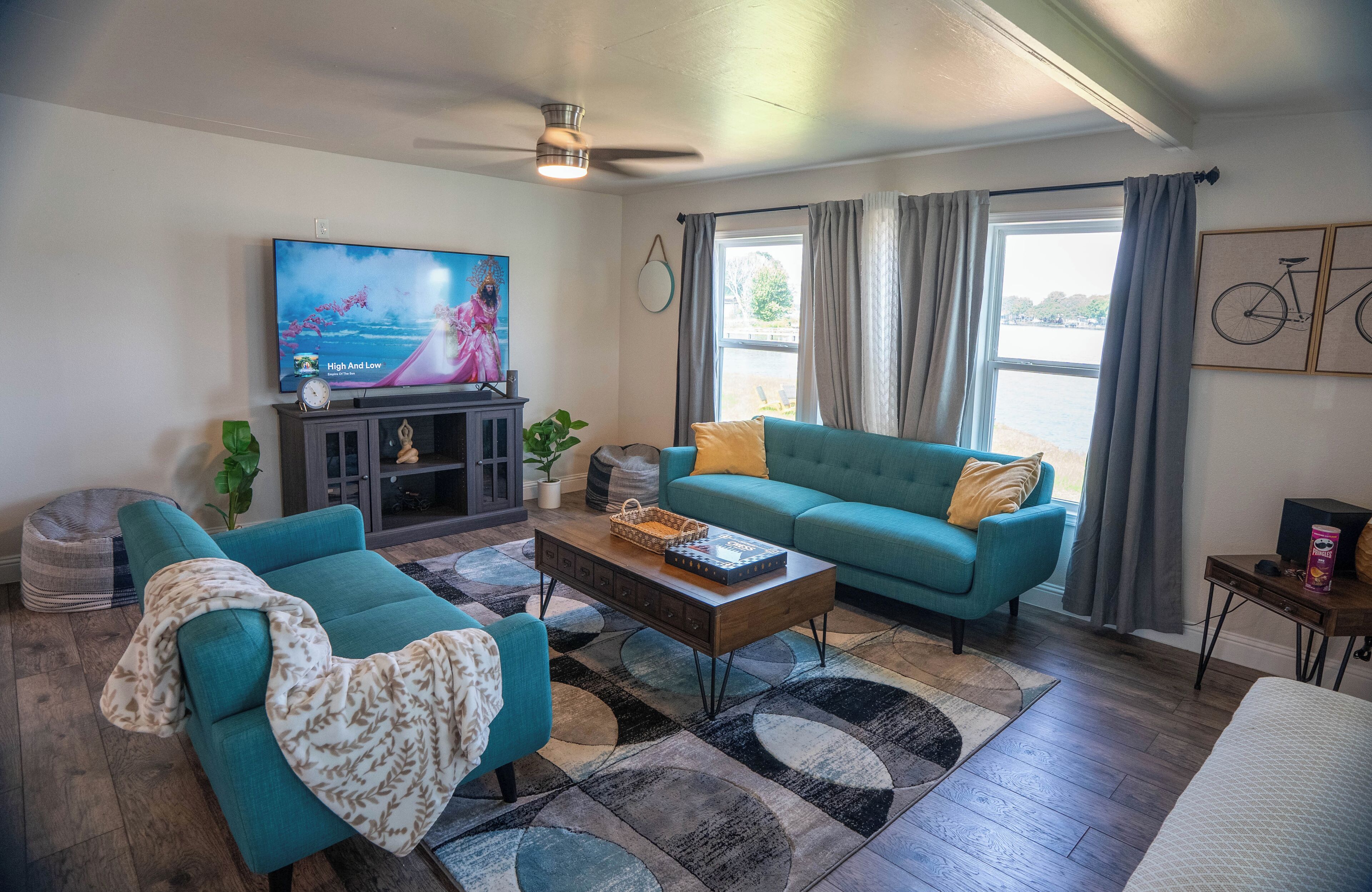 Een smart-tv en een open haard