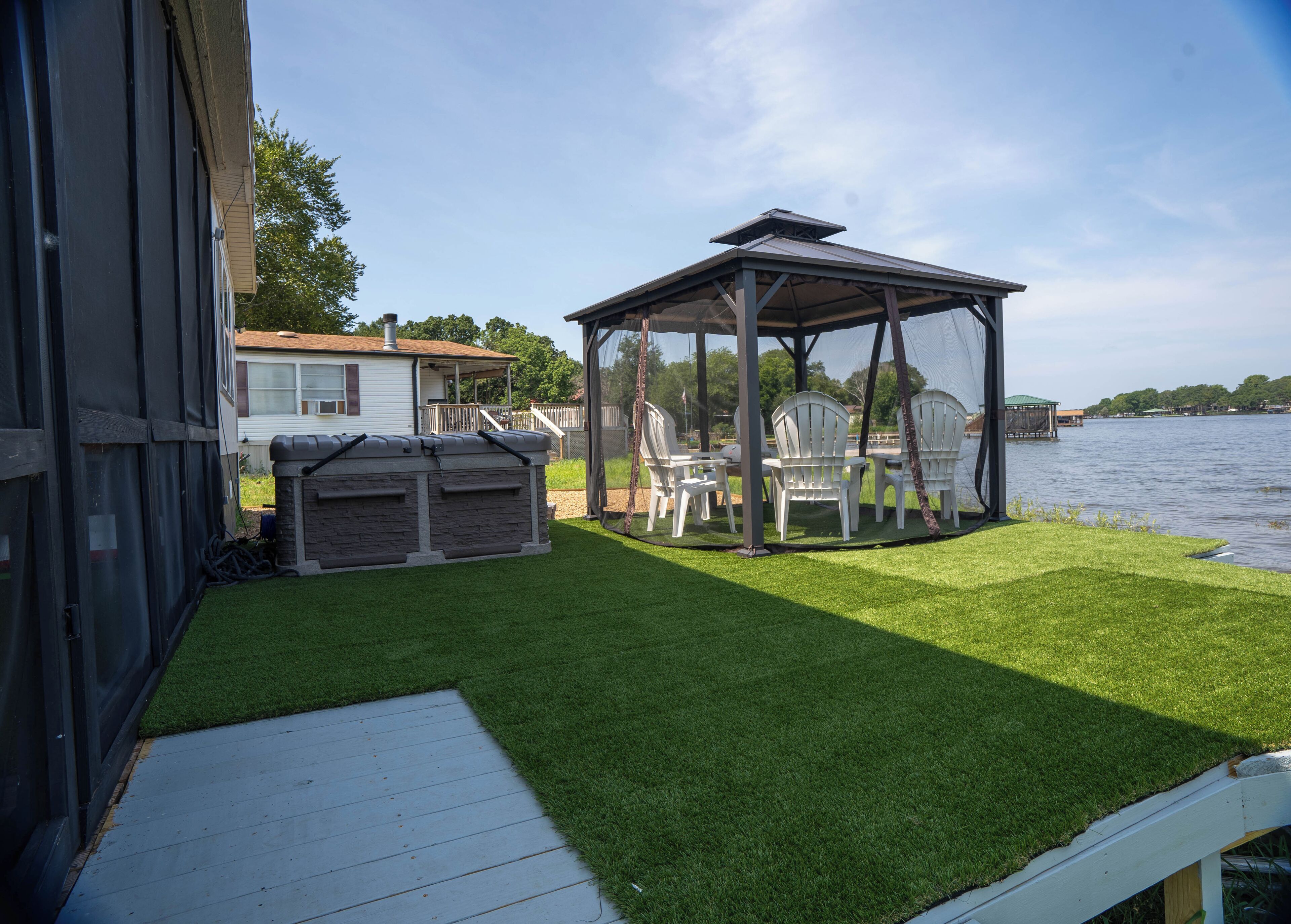 Lakefront Cabin: Fishing, Kayak, Jacuzzi, Jetski, Dock, Swimming, Hot Tub