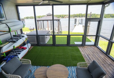 Lakefront Cabin: Fishing, Free Kayak, Jetski, Dock, Swimming, Hot Tub, BBQ,