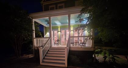 Charming 3-bedroom home with a private pool and firepit. 15 min from the beach.