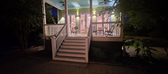 Charming 3-bedroom home with a private pool and firepit. 15 min from the beach.