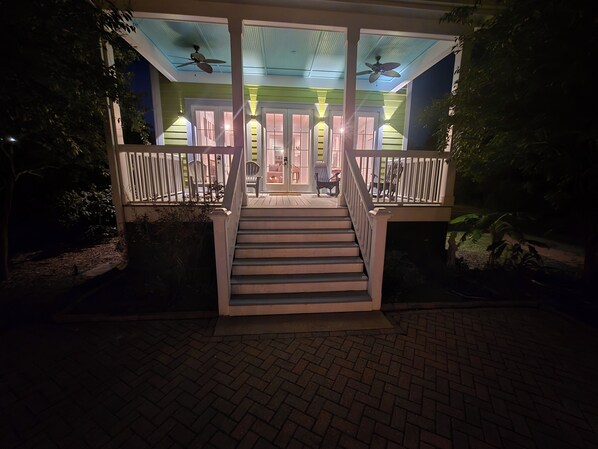 Terrace/patio - Charming 3-bedroom home with a private pool and firepit. 15 min from the beach. (Waveland)