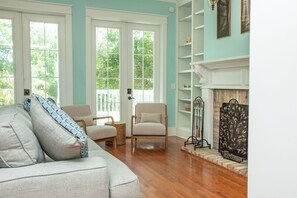 Smart TV - Charming 3-bedroom home with a private pool and firepit. 15 min from the beach. (Waveland)