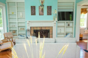 Smart TV - Charming 3-bedroom home with a private pool and firepit. 15 min from the beach. (Waveland)